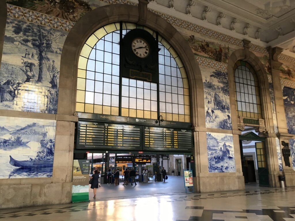 Take day trips from Porto from the central São Bento station
