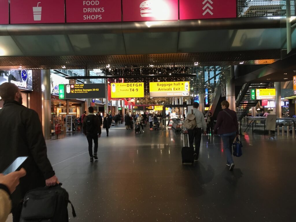 Shops and restaurants AMS airport